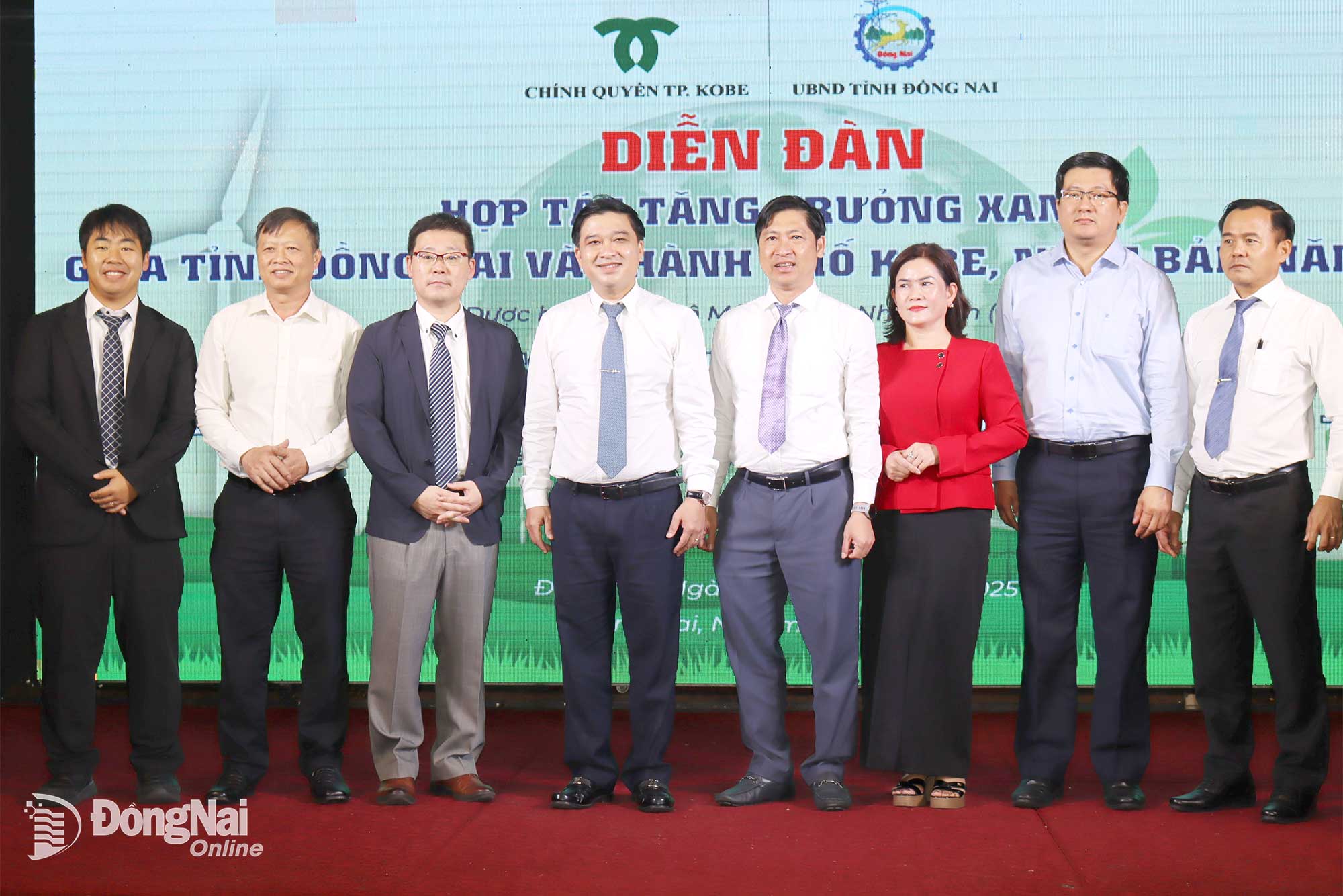 Cac lanh dao chup hinh luu niem KOBE.jpg