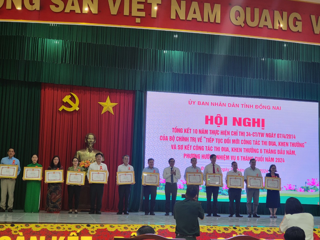 Hình ảnh tặng BK 10 năm CT34.jpg