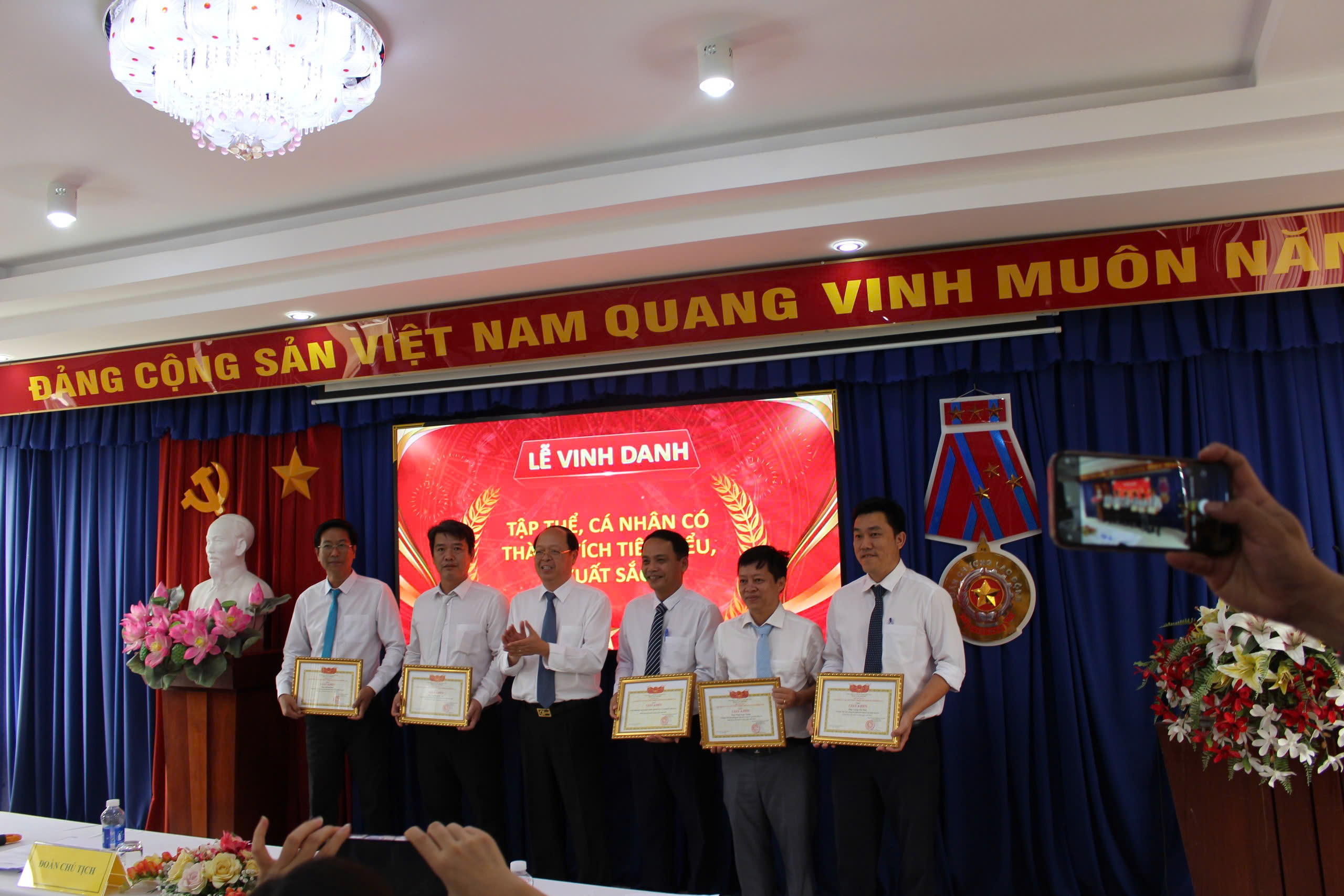 Khen thưởng Vp Hoa Lư.jpg