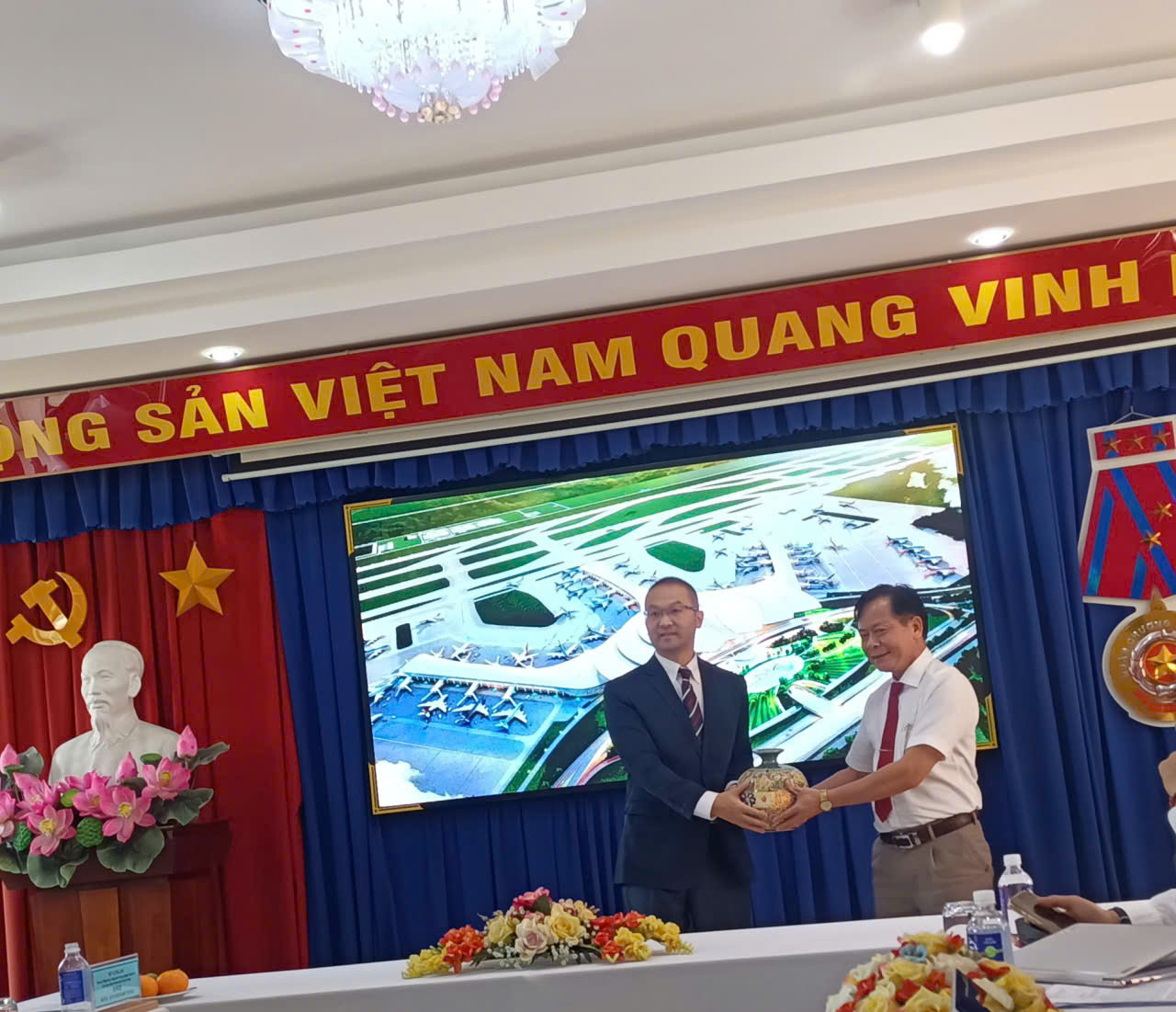 Lanh dao Ban trao qua luu niem.jpg