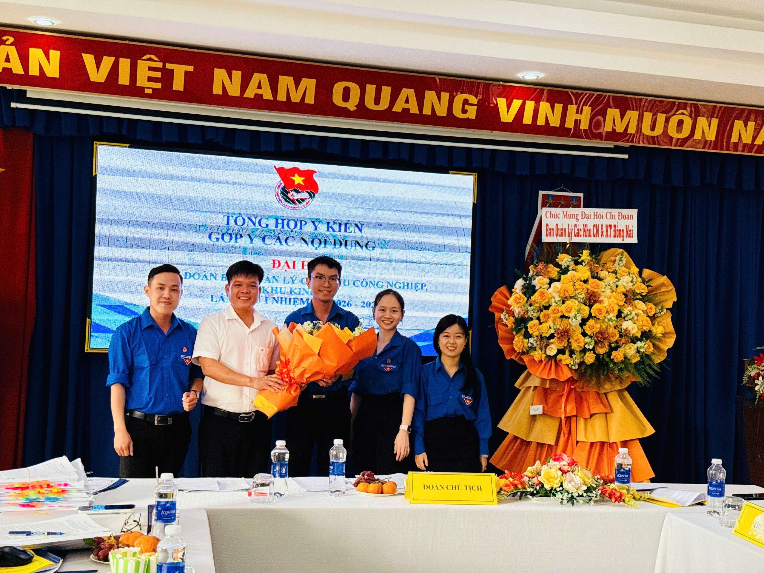 Tặng hoa BCH mới.jpg
