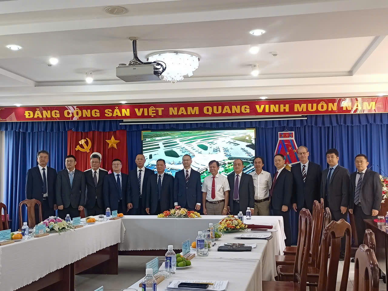 cac dai bieu chup hinh luu niem.jpg