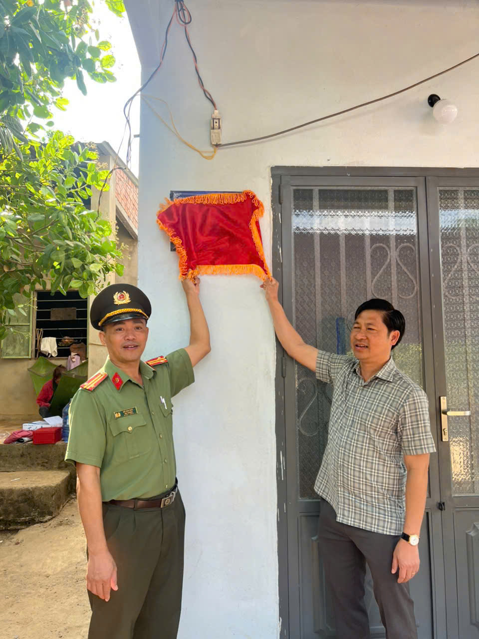 mở bảng khánh thành.jpg