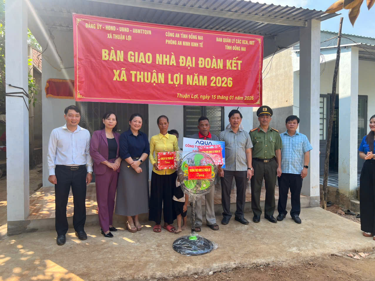 trao nhà ông điểu mang.jpg