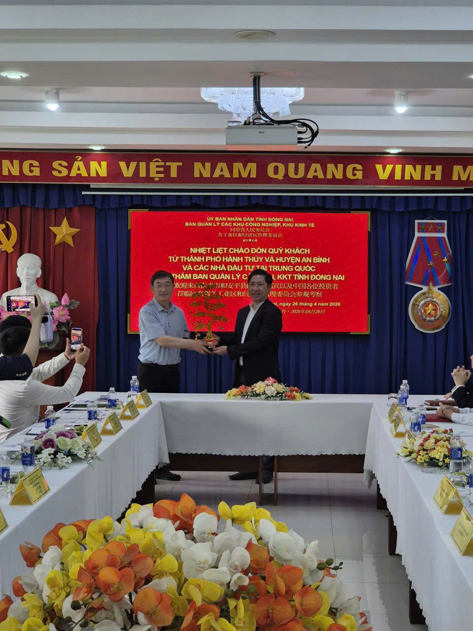 tặng quà lưu niệm 1.jpg