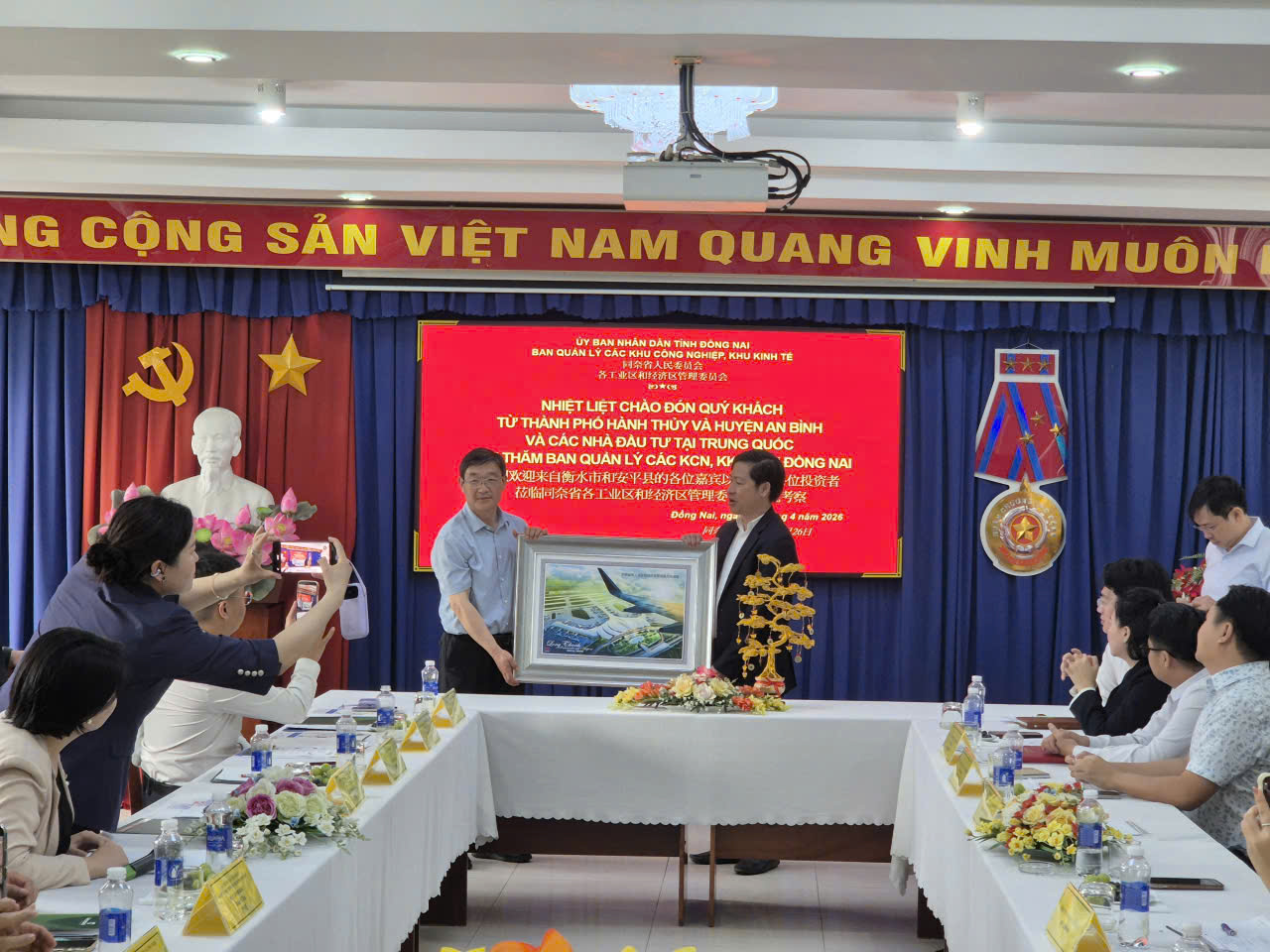 tặng quà lưu niệm 2.jpg