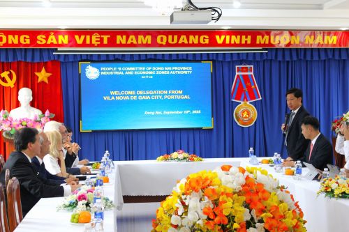 Anh Viet Phuong phat bieu.jpg